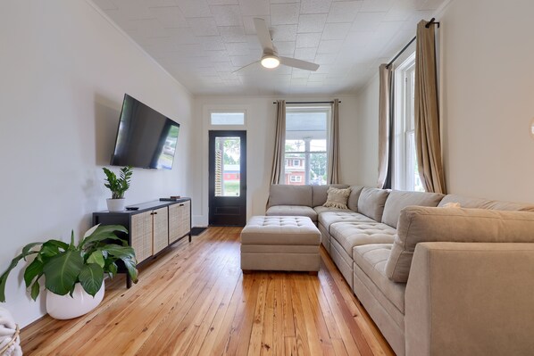 Smart TV, chimenea y libros 