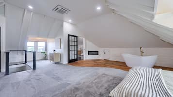 4 bedrooms, in-room safe, iron/ironing board, free WiFi