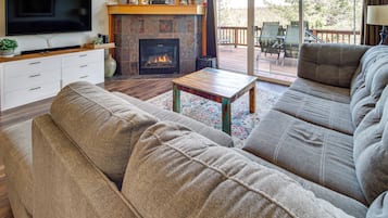 Fernseher, Kamin, Bücher