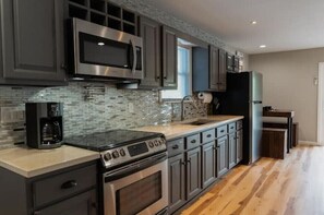 Refrigerador, microondas, horno y parrilla de estufa