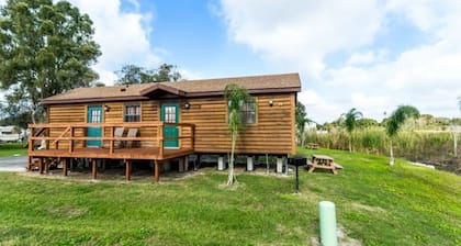 Lakefront Cabin #410, 10mins to Beach/Dog Friendly/Prime Location/BOOK TODAY