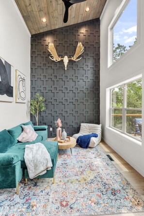 Smart TV, chimenea, videojuegos y futbolito 