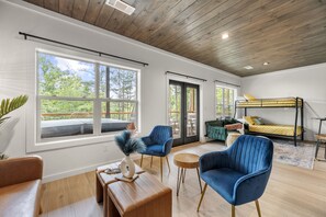 Smart TV, chimenea, videojuegos y futbolito 