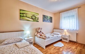 3 chambres, fer et planche à repasser, lit de bébé portatif