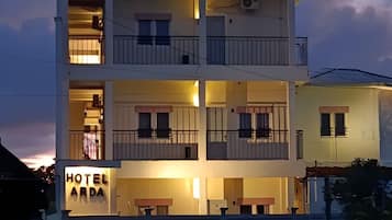 Mặt tiền nơi lưu trú - ban đêm