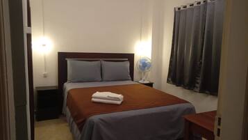 Escritorio, espacio para trabajar con laptop y cortinas blackout
