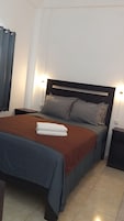 Habitación estándar doble, 1 cama doble, no fumadores, baño privado | Escritorio, espacio para trabajar con un portátil, cortinas opacas