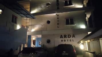 Bagian depan properti - sore/malam