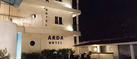 Fachada da propriedade à noite