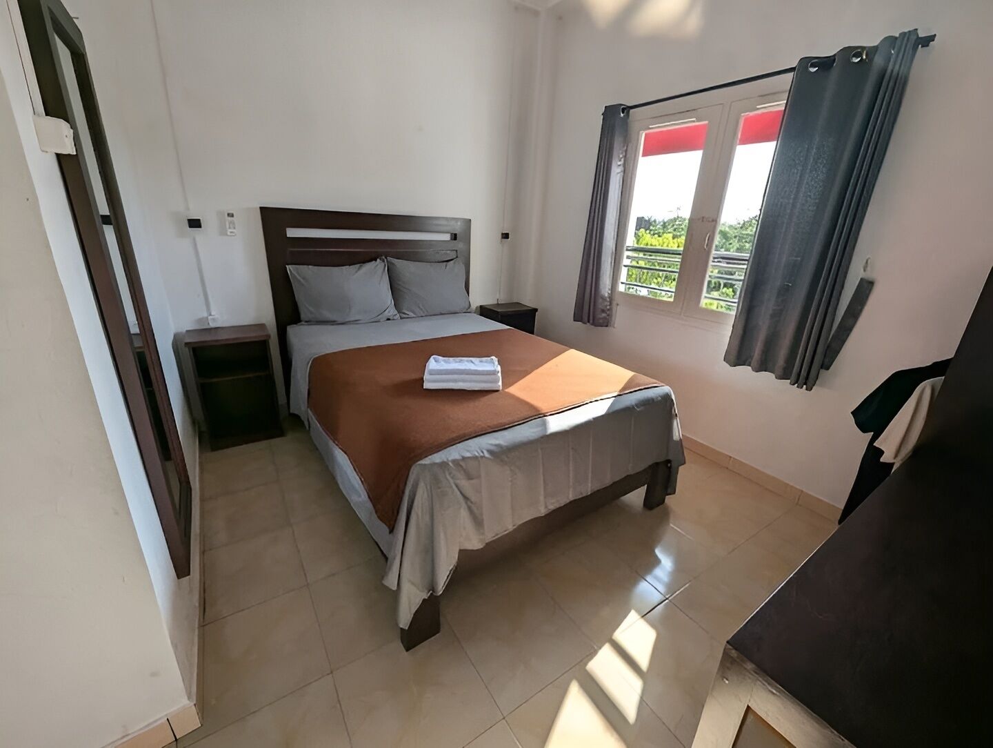 مكتب ومساحة عمل للكمبيوتر المحمول وستائر تعتيم