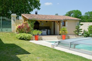 Outdoor dining - Domaine du Haut Vernay (BOURNAND)