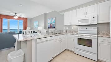 Een koelkast, een microgolfoven, een oven, een kookplaat