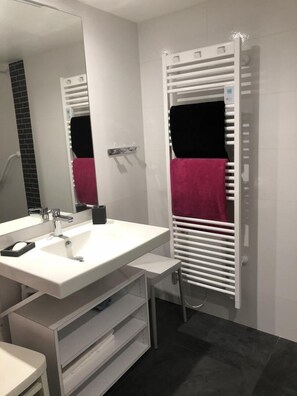 Bathtub - La Biche - Bonnes - Gîte (BONNES)