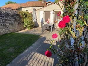 Outdoor dining - La Biche - Bonnes - Gîte (BONNES)