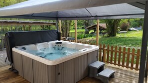 Outdoor spa tub - Le Moulin Neuf - L'aubépine (CHALANDRAY)