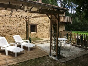 Outdoor dining - Le Moulin Neuf - L'aubépine (CHALANDRAY)