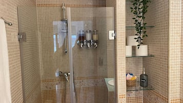 Een douche, een haardroger, een bidet, handdoeken