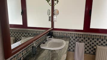 Suihku, hiustenkuivaaja, bidee, pyyhkeet