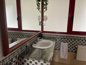 Douche, sèche-cheveux, bidet, serviettes fournies