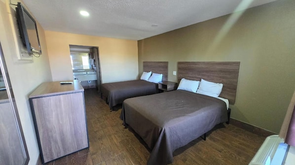 Escritorio, tabla de planchar con plancha, wifi gratis y ropa de cama