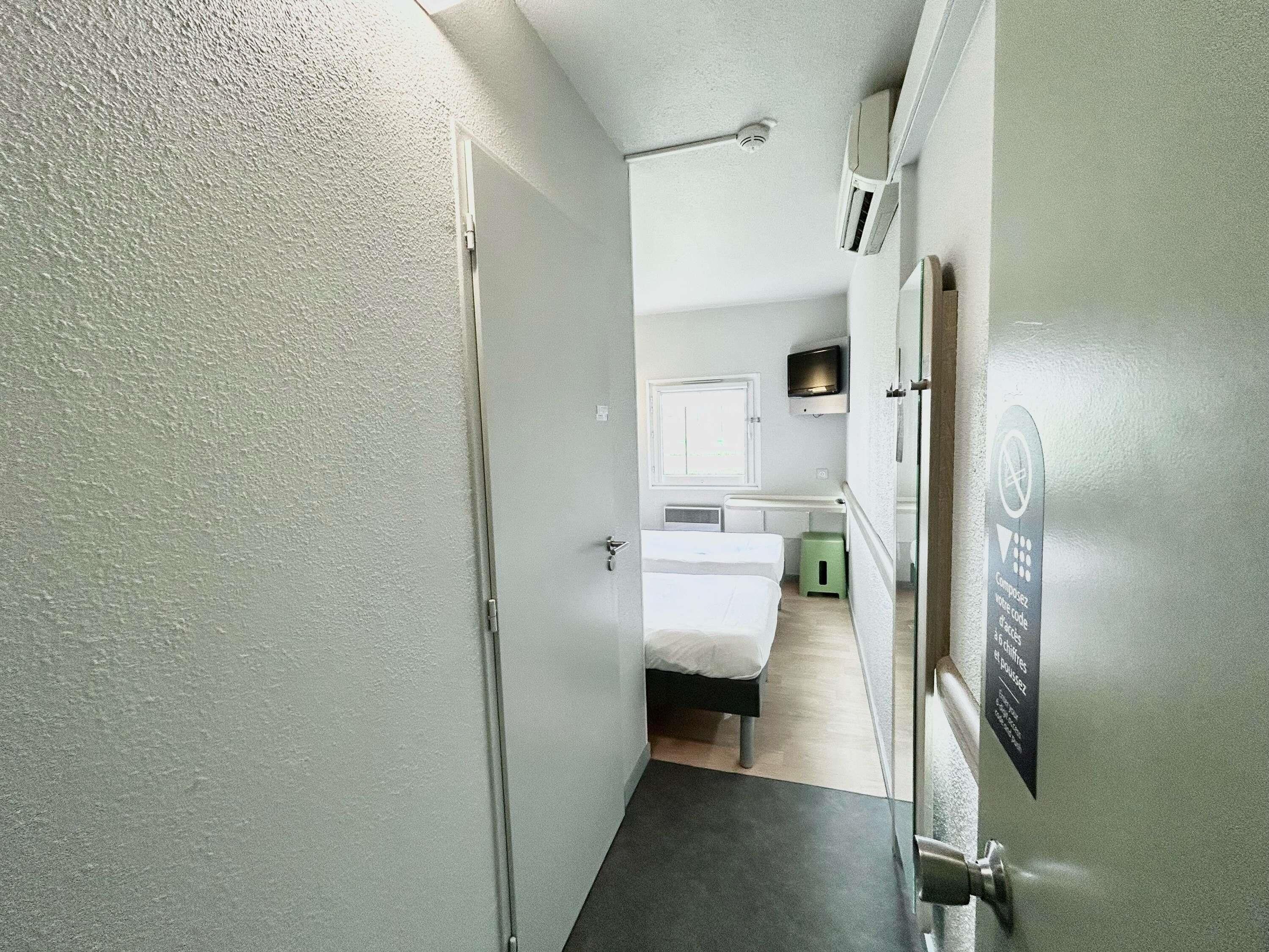 مكتب ومساحة عمل للكمبيوتر المحمول وستائر تعتيم وتجهيزات عازلة للصوت