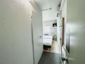 Desk, laptop workspace, blackout curtains, soundproofing - ibis budget Beaune (Beaune)