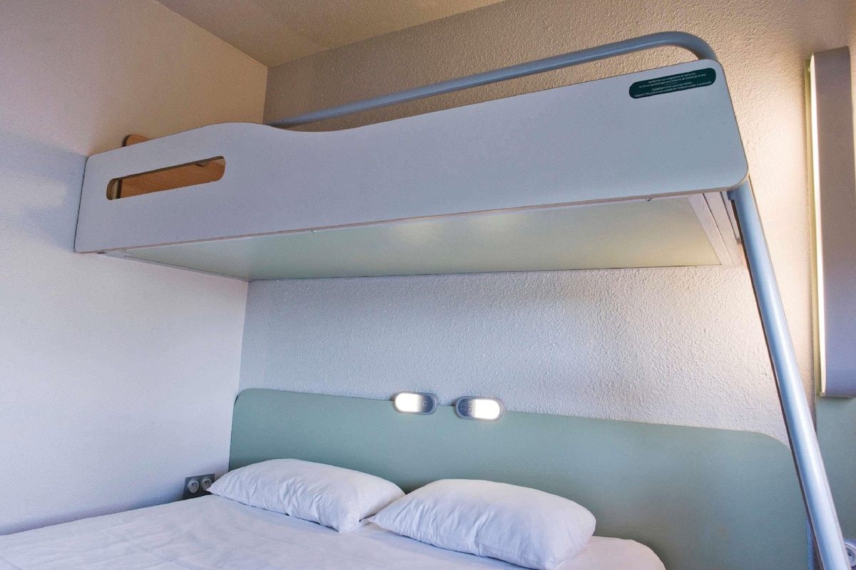 Dreibettzimmer, 1 Doppelbett | Schreibtisch, laptopgeeigneter Arbeitsplatz, Verdunkelungsvorhänge