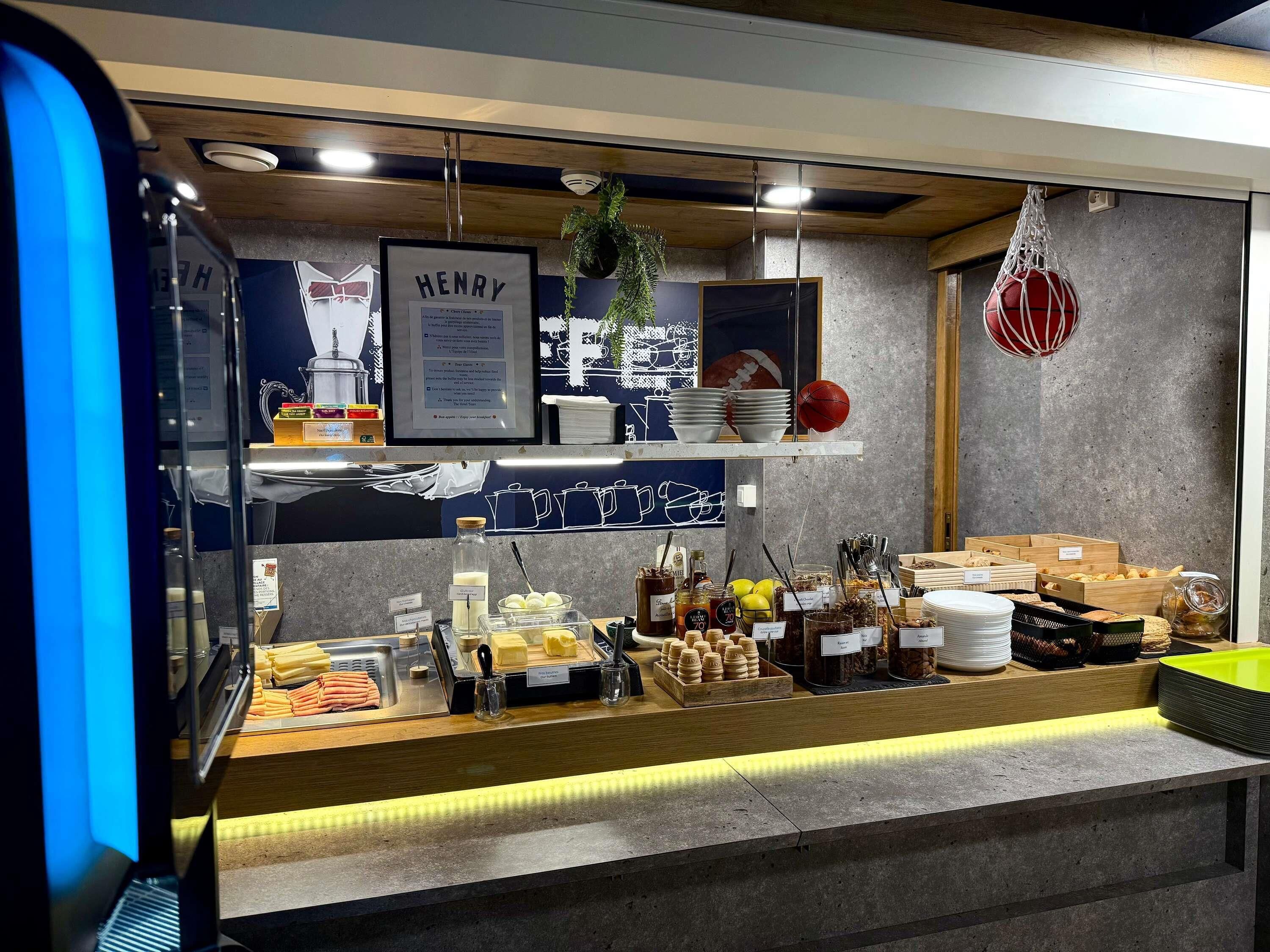 بوفيه فطور يوميًا بتكلفة قدرها (9.90 EUR للشخص)