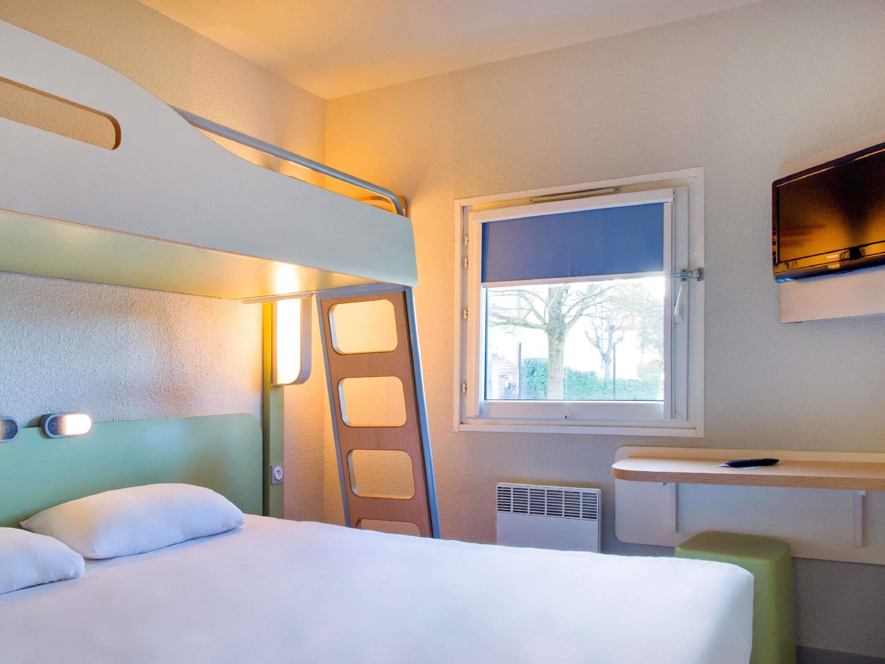 Habitación triple, 1 cama doble | Escritorio, espacio para trabajar con un portátil, cortinas opacas