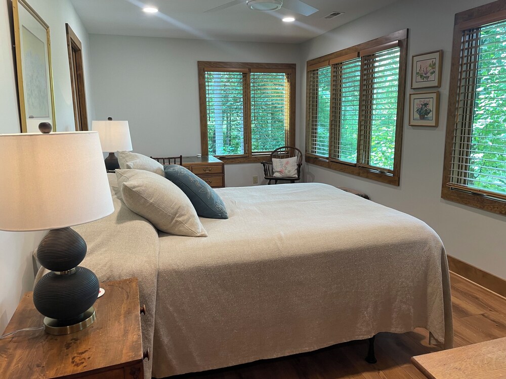 "Apple Hill Haven" Renovated Lake Summit mountain house with