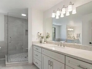 Douche, sèche-cheveux, serviettes fournies, savon
