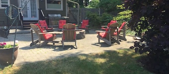 The Wood Shed at Saratoga Beach with hot tub