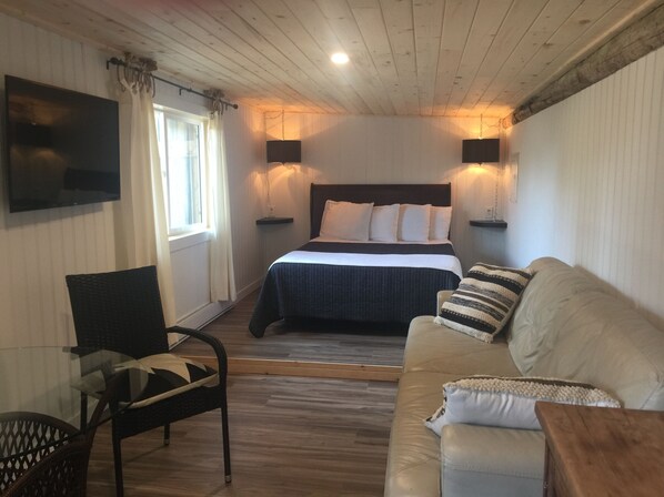 1 bedroom, WiFi, bed sheets - The Wood Shed at Saratoga Beach with hot tub (Black Creek)