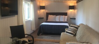 The Wood Shed at Saratoga Beach with hot tub