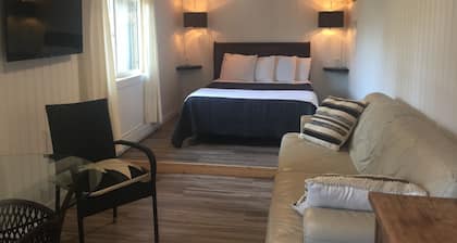 The Wood Shed at Saratoga Beach with hot tub