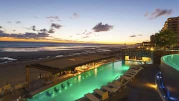 Een buitenzwembad en een verwarmd zwembad