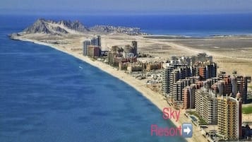 Plage, chaises longues, serviettes de plage