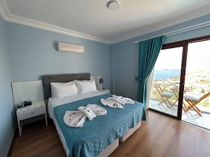 Comfort Double Room | In-room safe, laptop workspace, blackout curtains, soundproofing - Marquis Blue Hotel (Kas)