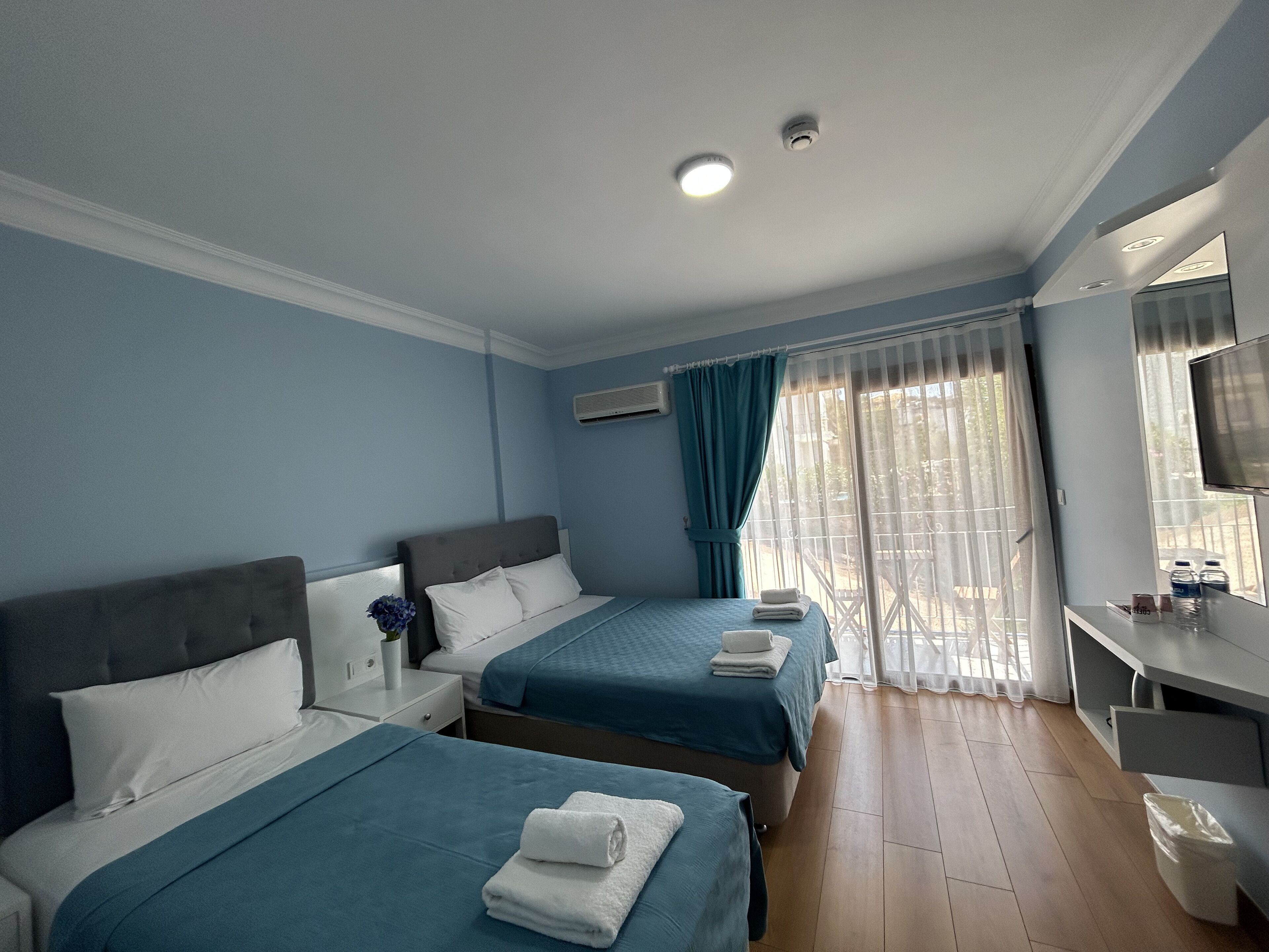 Caja de seguridad en la habitación y espacio para trabajar con laptop 