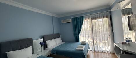 Caja de seguridad en la habitación y espacio para trabajar con laptop