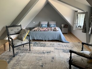 3 habitaciones, tabla de planchar con plancha y cuna de viaje