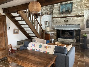 Een televisie en boeken