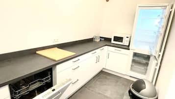 Lemari es besar, microwave, oven, dan kompor