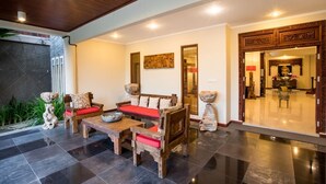 A spacious lobby with a wooden ceiling, a stone wall, and a large mirror. - 5BR Private Villa near Seminyak (Badung)