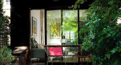 Designer's Stylish Cottage In Leafy Highgate