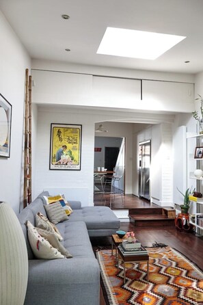 Living area - Designer's Stylish Cottage In Leafy Highgate (London)