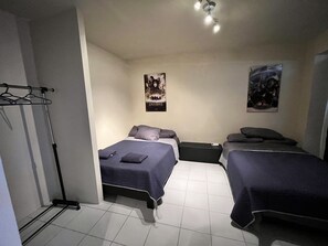 Kamar Quadruple Ekonomi | Setrika/meja setrika, Wi-Fi gratis, dan seprai linen