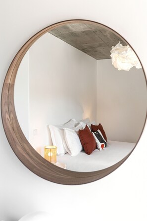2 habitaciones, tabla de planchar con plancha, cuna de viaje y internet 