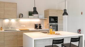 Frigorifero, microonde, forno, piano cottura