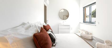 2 habitaciones, tabla de planchar con plancha, cuna de viaje y internet